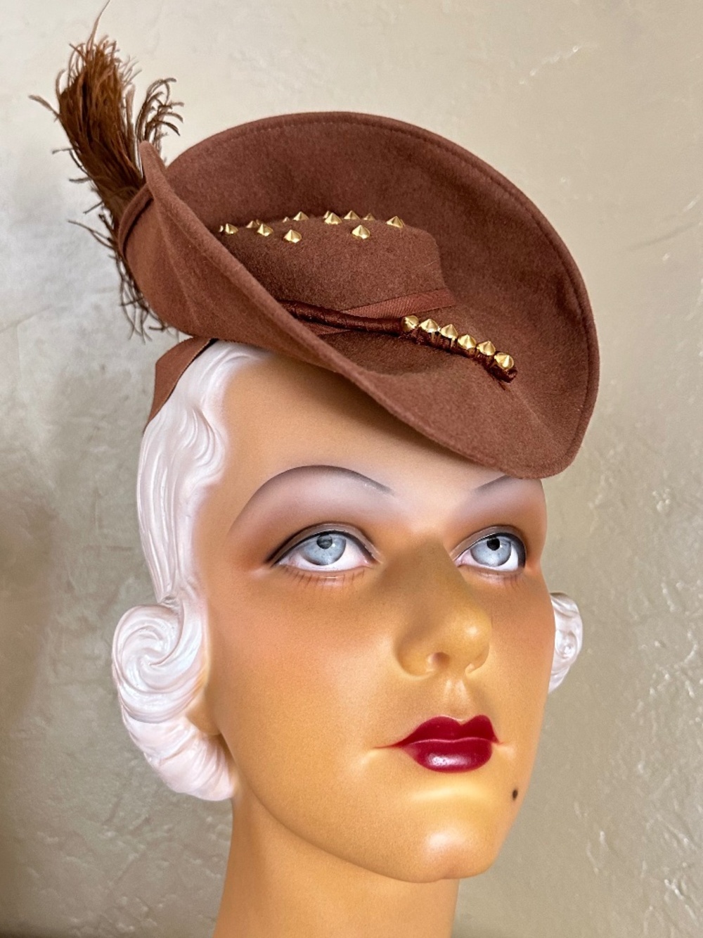 RARE 1930s' TAN FELT TOY TILT HAT + GOLD STUDS & OSTRICH FEATHER